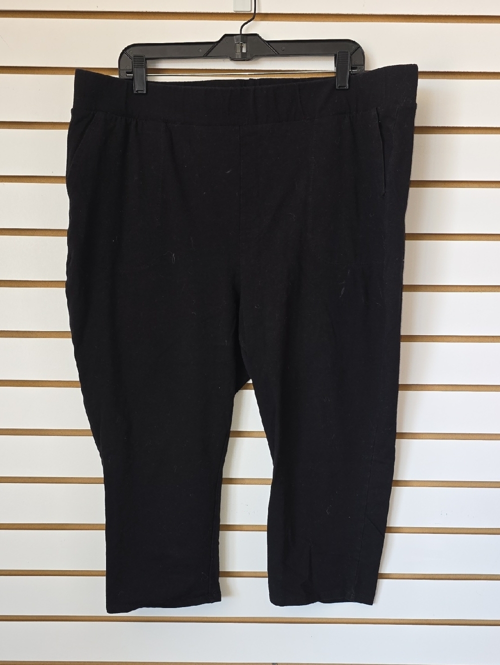 torrid Black Capri Pants (Black) 4x